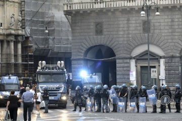 Teatro San Carlo circondato da centinaia di donne e uomini delle forze dell'ordine per la presenza del Presidente del Consiglio